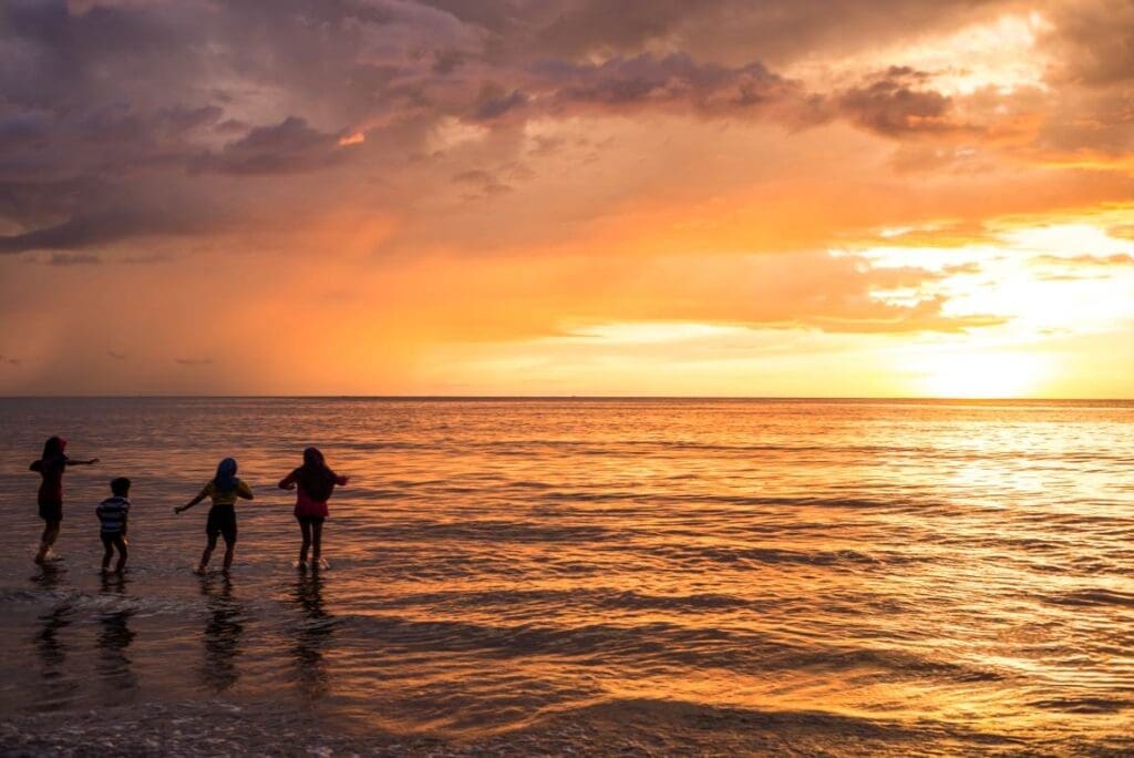 Image: Kids silhouettes, Sunset, Ocean