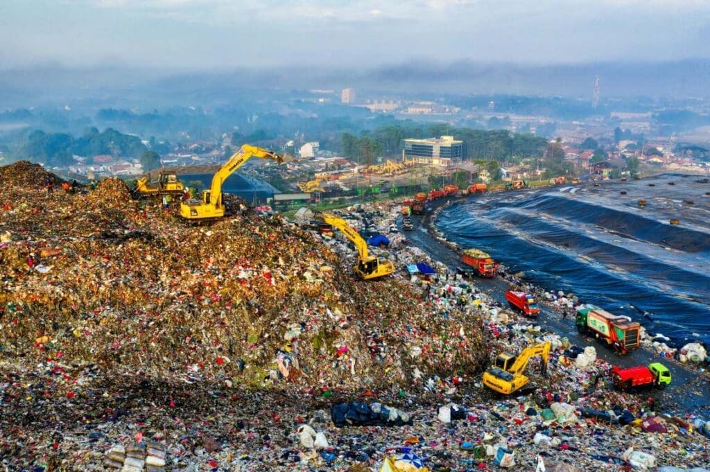 Image: Pile of waste (s. uncollected waste, plastic pollution)