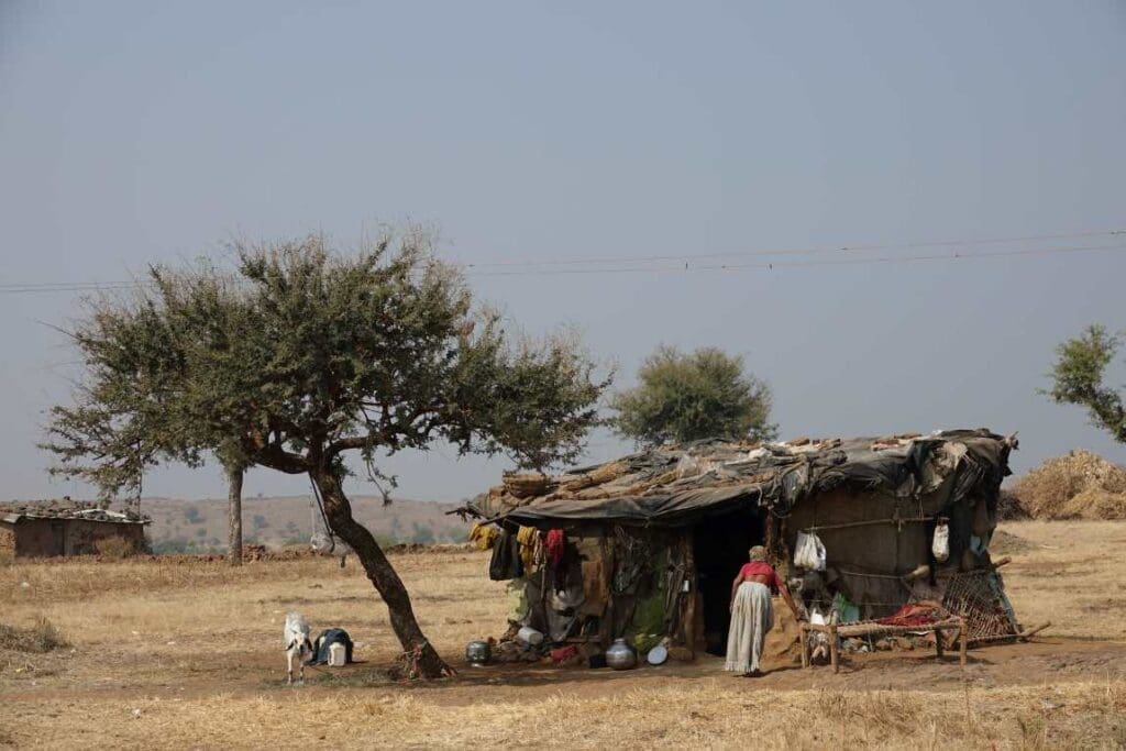 Image: Wooden house of poor people (s. climate)
