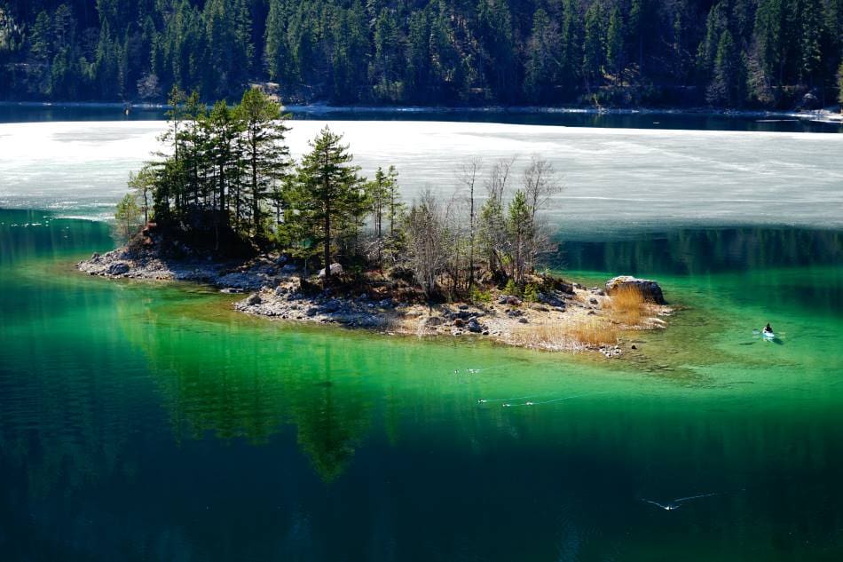 Image: Green island, lake, algae