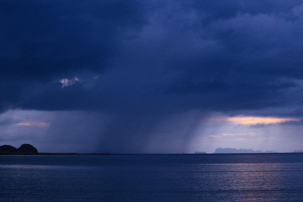 Image: Ocean under a cloudy sky, rain
