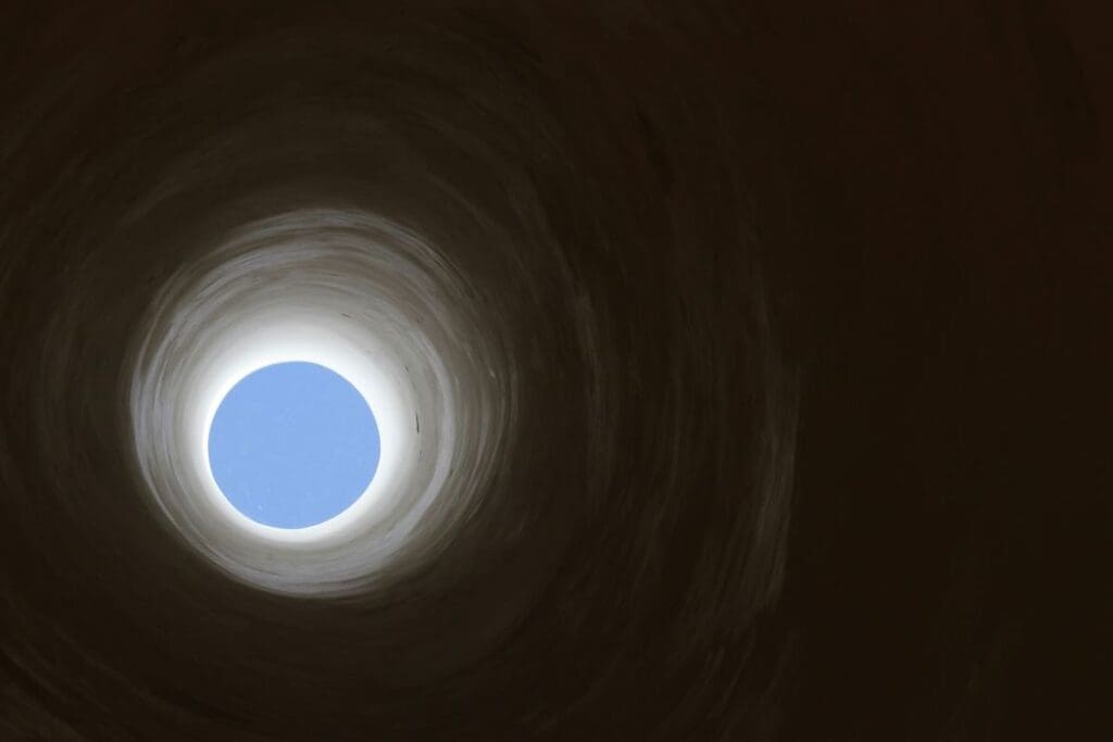 Image: dark white tunnel (s. underground)