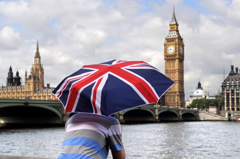 Image: Rear view of young man looking at the river Thames (s. climate change, UK)