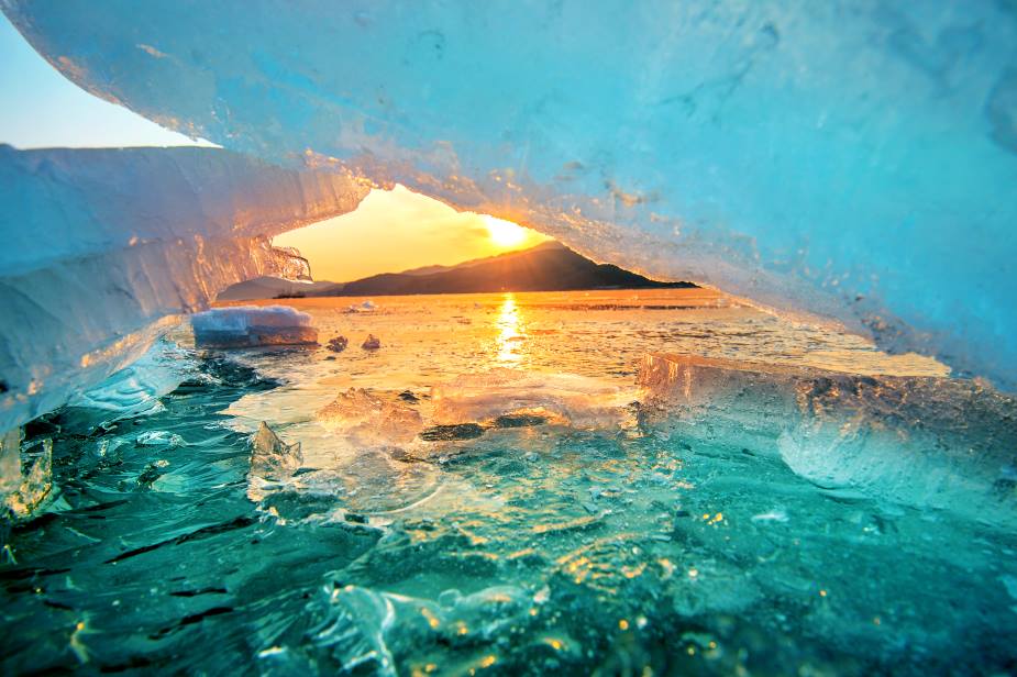 Image: large and beautiful chunk of ice at sunrise in winter (s. IcyAlert, climate change, Arctic)