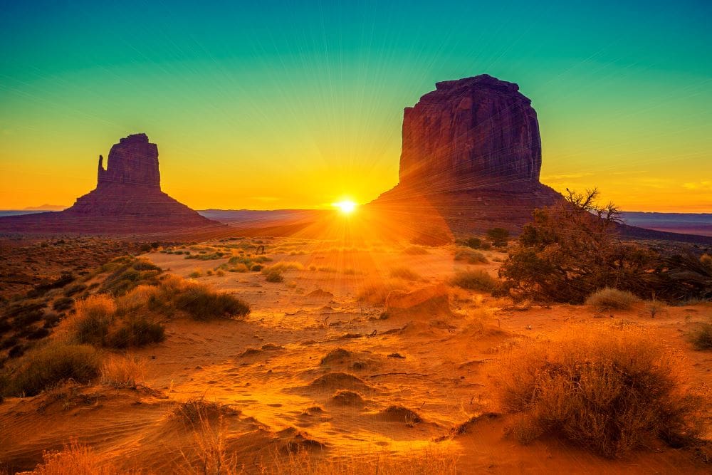 Image: Sunset at the sisters in Monument Valley, USA (s. heatwave, record)