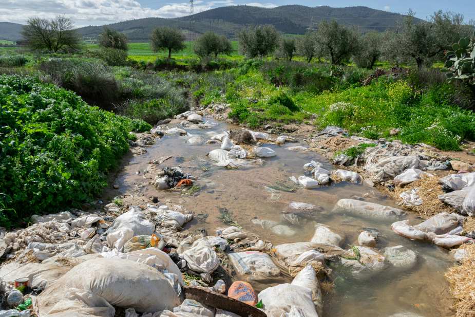 Image: plastic pollution, river, plastic