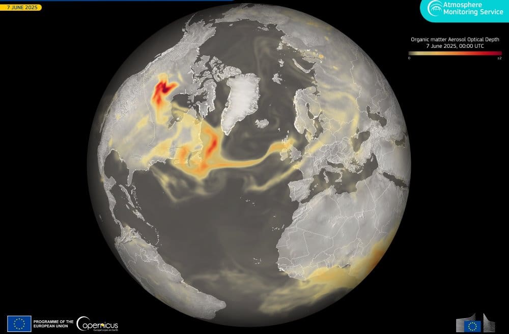 Image: Earth, data visualisation shows smoke plumes across the Atlantic