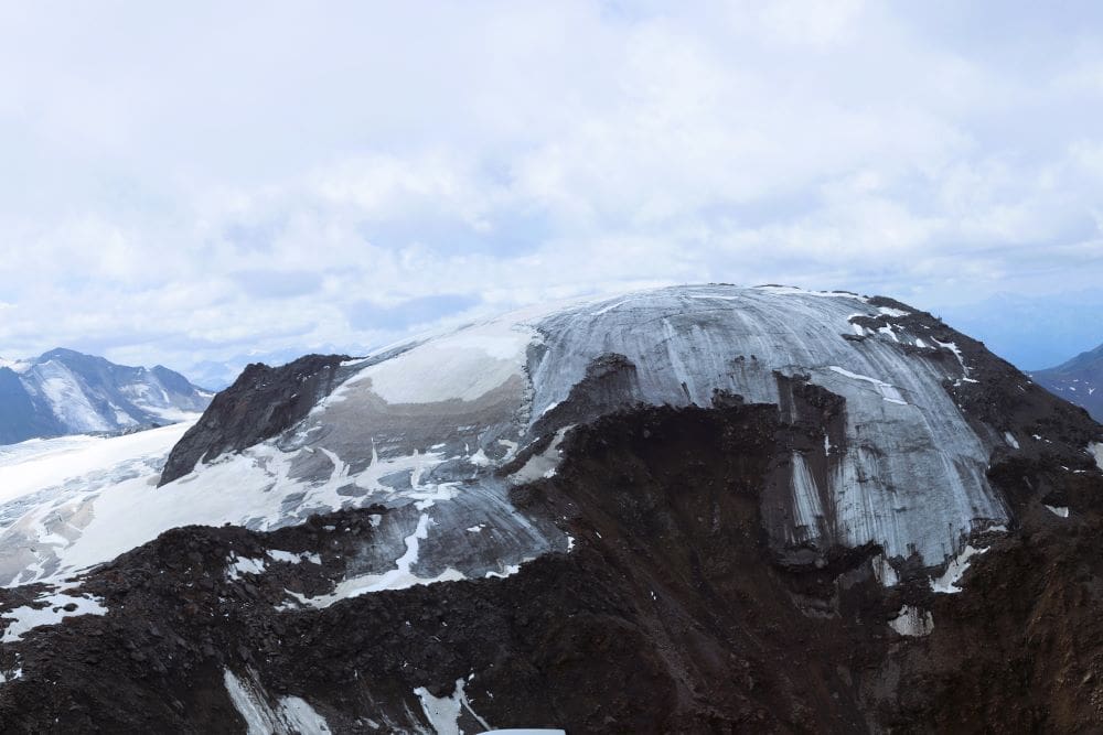 Image: The summit of Weißseespitze in 2023, showing significant melting