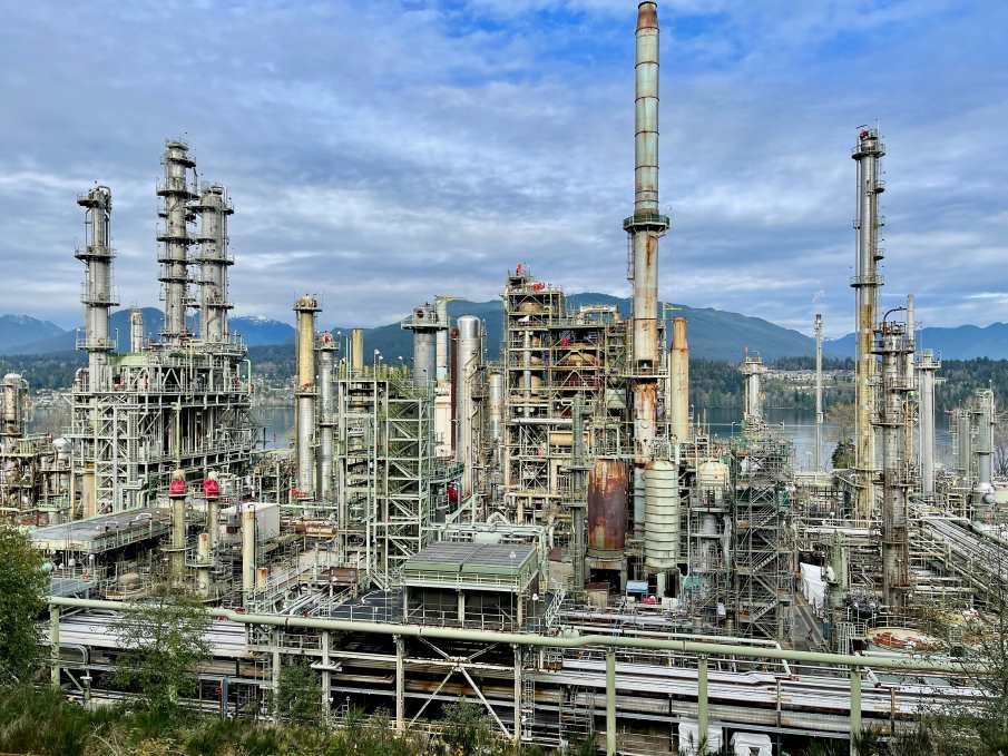 Image: large industrial area; refinery