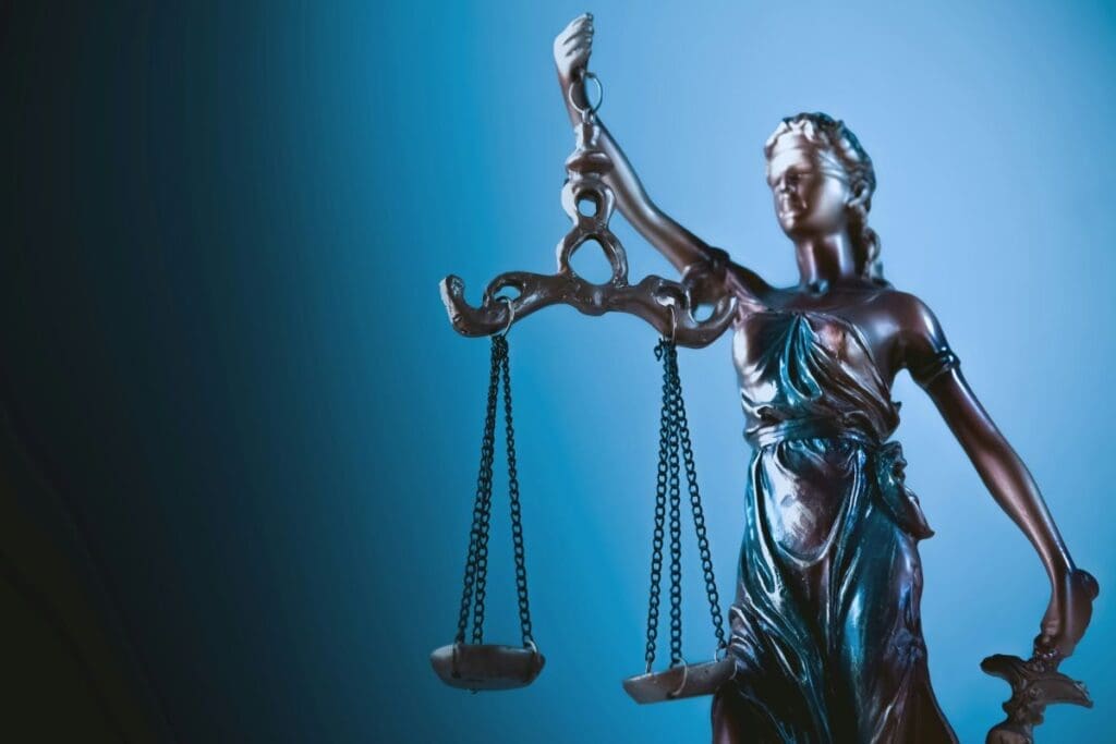 Image: Statue of justice holding scales