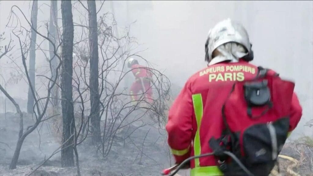 Image: Firefighters, Paris, wildfire in Gironde