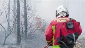 Home Image: Firefighters, Paris, wildfire in Gironde