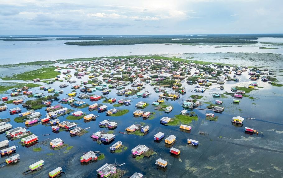 Image: houses on a flooded lake under a cloudy sky (s. climate change, 1.5C overshooting limit)