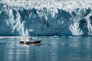 Home Image: boat, Alaska, glacier (s. climate change, invasive species, Rising seas threaten spread of marine invaders)
