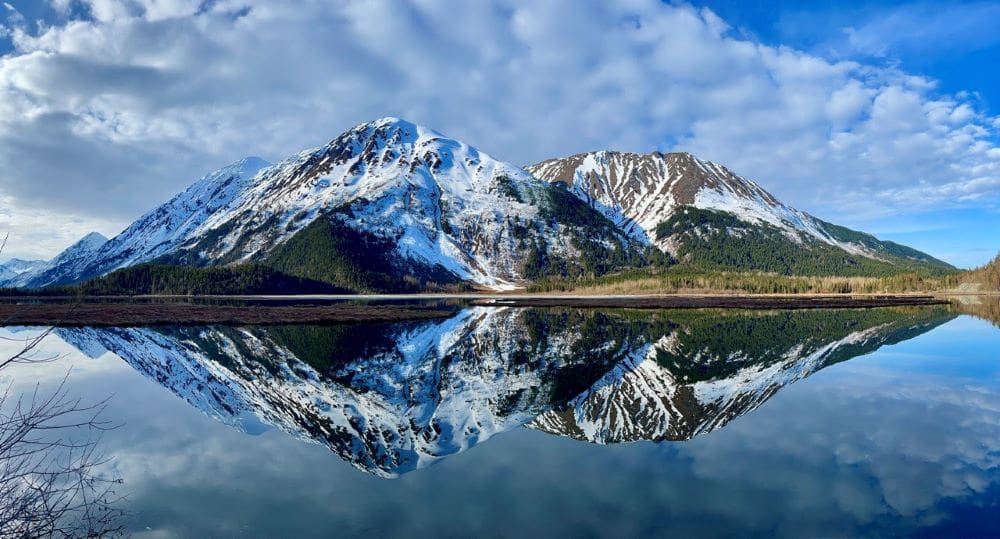 Image: body of water near a mountain