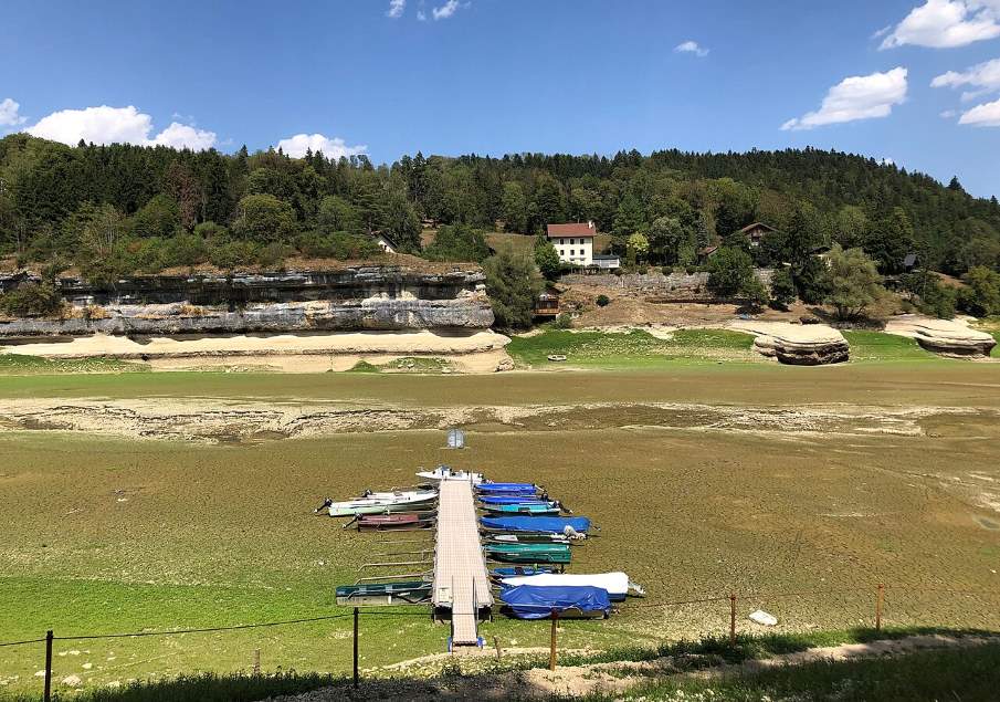 Image: Lac des Brenets (August 2026) s. lakes, drought, climate, help)